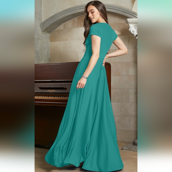 *NWT* Cap Sleeve Flowy Cocktail Gown - Picture 2 of 4